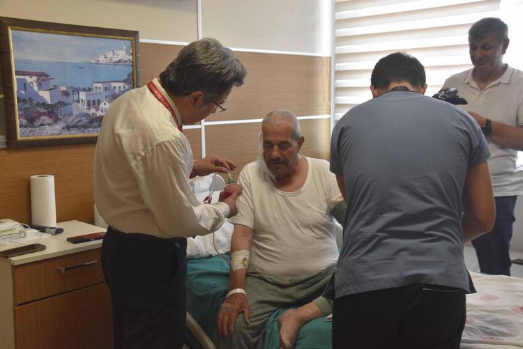 YÜZ SİNİRLERİNE ZARAR VERMEDEN AMELİYAT YAPILDI