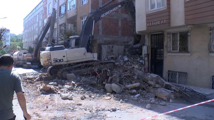 HER KEPÇE VURDUĞUNDA BİR YER DÖKÜLÜYOR