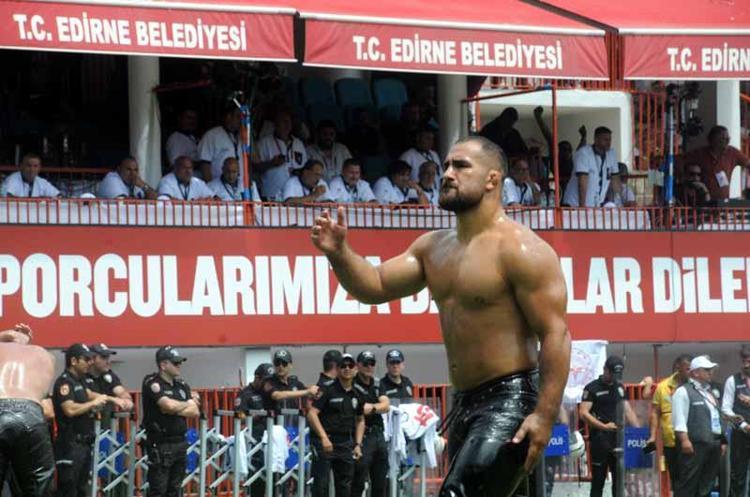 FAVORİ PEHLİVANLAR İKİNCİ TURDA GALİP