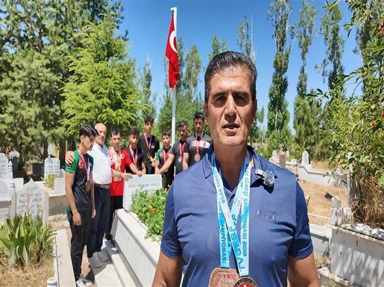 ‘ALDIĞIMIZ ALTIN MADALYALARI ONUN ANISINA HEDİYE ETTİK’