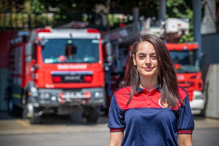 İTFAİYE ARACININ DİREKSİYONUNDAKİ İLK KADIN