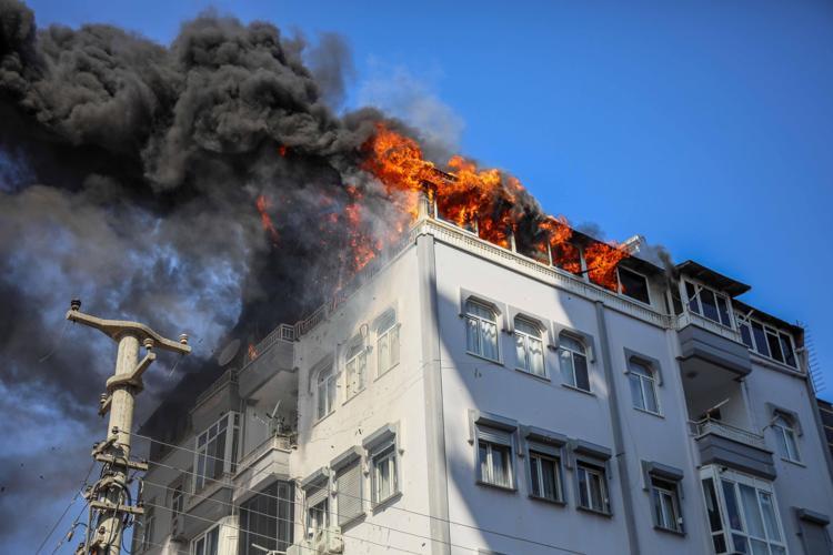 PATLAYAN CAMLAR ETRAFA SAÇILDI