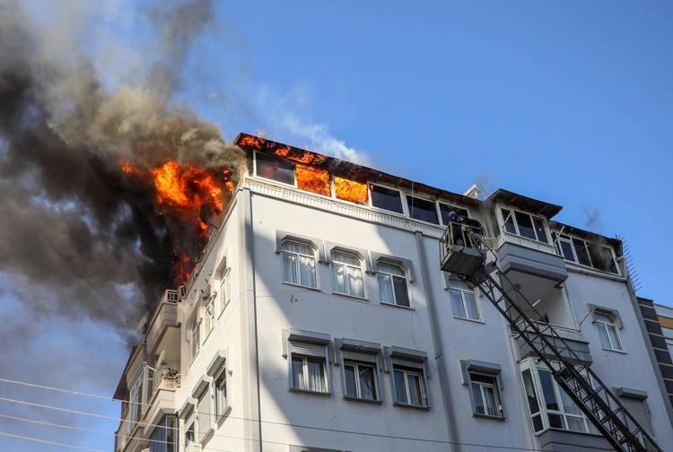BÜYÜK GÜRÜLTÜYLE HER ŞEY PATLADI