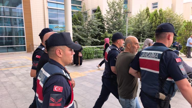 GAZETECİLERE TEPKİ GÖSTERDİ
