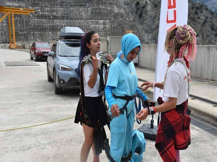 ‘FARKINDALIK YARATMAK AMACIYLA FİLİSTİN VE TÜRK BAYRAĞIMIZI AÇTIM’