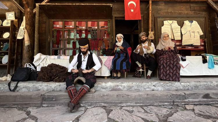 ‘ÇORAPLAR, FARKLI ANLAMLAR TAŞIYOR