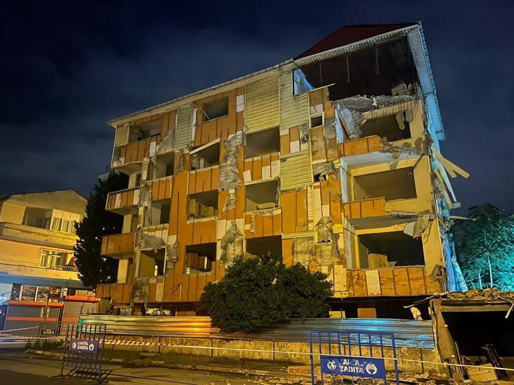 YIKIM GERÇEKLEŞTİRİLMİYOR, BİR TEHLİKE ALTINDA BEKLİYORUZ