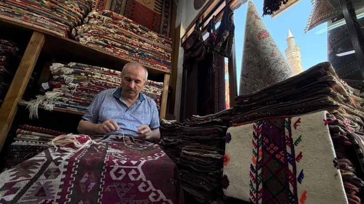 HALI ÇOK ŞEY ANLATIR