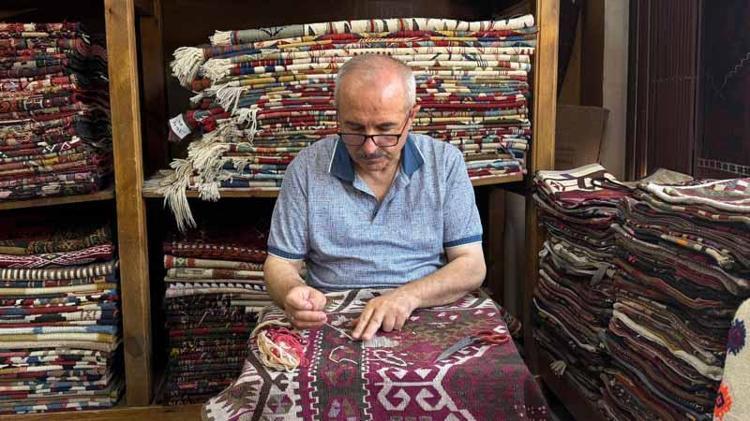 ESKİ KİLİMLERİN İPLERİNİ KULLANIYORUZ