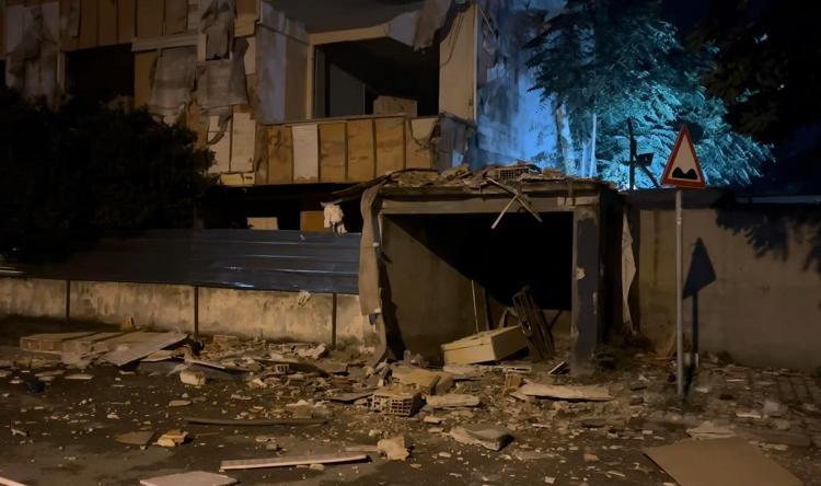 DEMİRLERİ VE KORKULUKLARI SÖKTÜLER