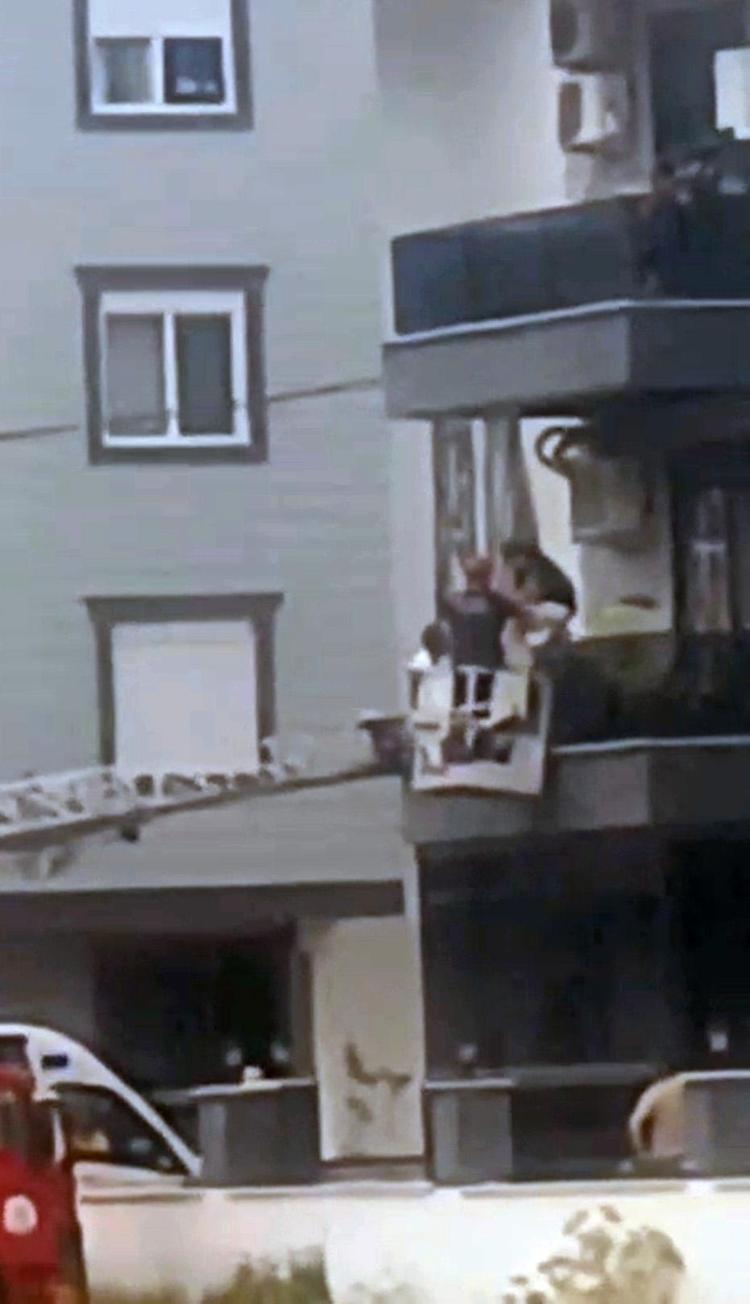 BALKONDAN GİRİP, KURTARDILAR