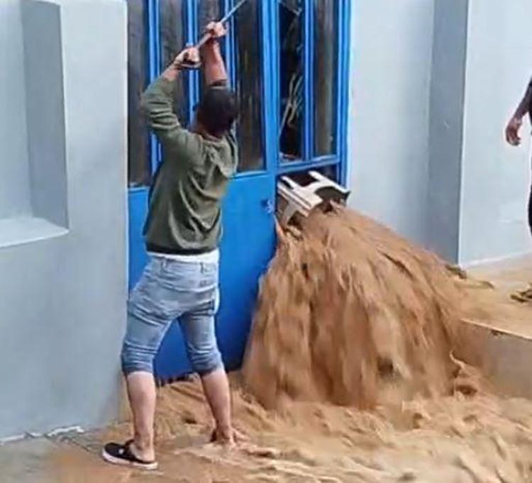 KÖY YEMEKHANESİNİ SU BASTI