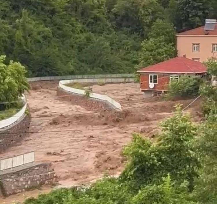 DERE DUVARI ÇÖKTÜ, EVLERİ SU BASTI