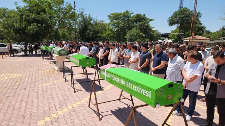 YAN YANA TOPRAĞA VERİLDİLER