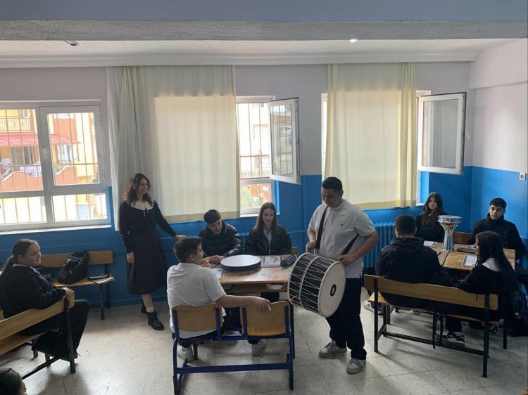 BAYRAĞIMIZI EN ÜSTTE GÖRMEK GURUR VERİCİ