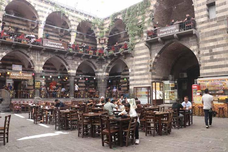 ‘SUR İLÇESİ BAŞLI BAŞINA BİR HAZİNE’