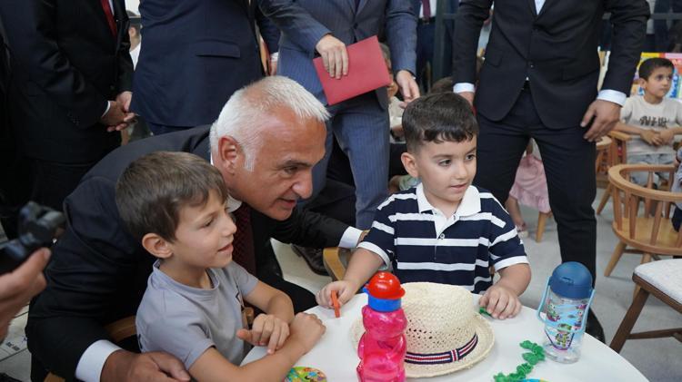 1300DEN FAZLA KÜTÜPHANE HİZMET VERİYOR