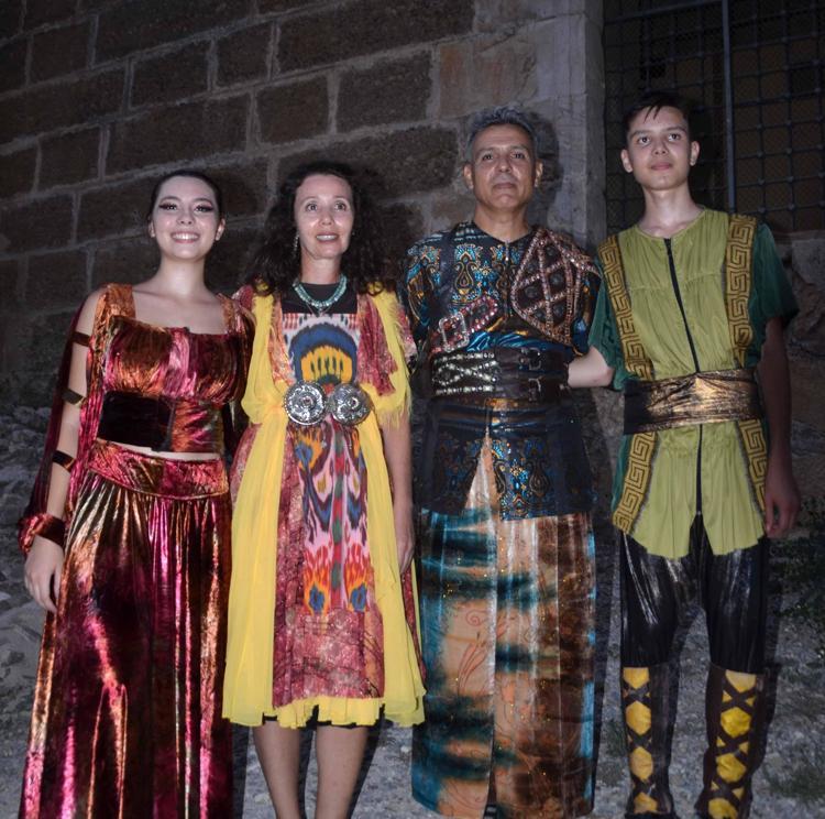OĞLUYLA AYNI SAHNEDE