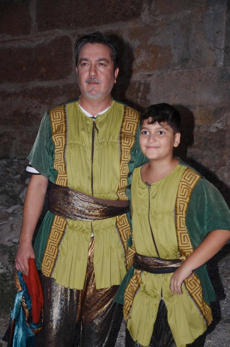 TIRNAĞIMLA KAZIYARAK BU NOKTAYA GELDİM