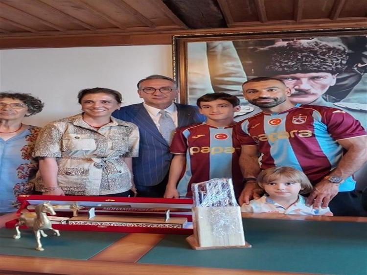 SÜRMENE’DE BIÇAK SETİ VE KAMA HEDİYE EDİLDİ