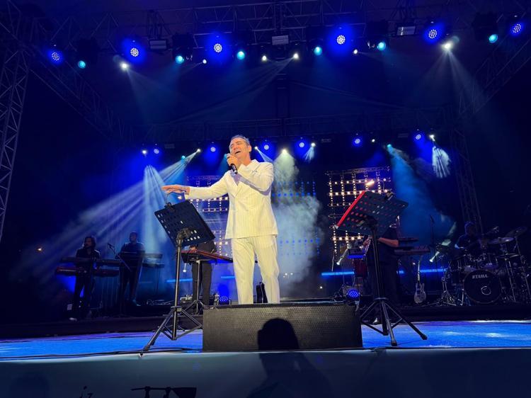 FERHAT GÖÇER SAHNE ALDI