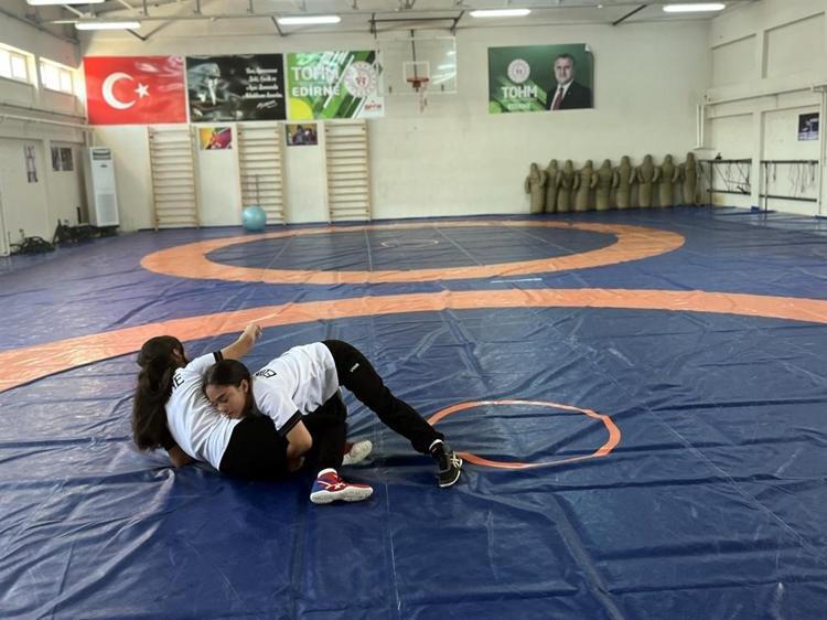 DEĞİŞİK BİR GURUR HİSSEDİYORUM