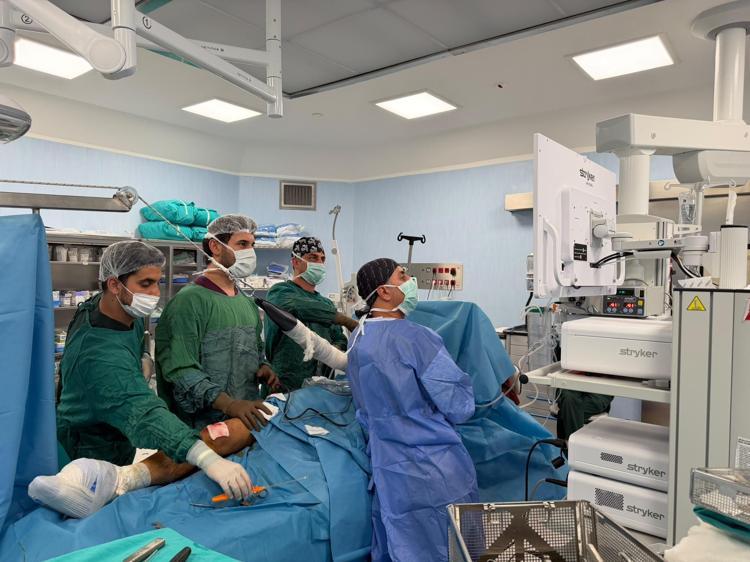 ‘AMELİYATI OMUZ EKLEMİNİ AÇMADAN YAPTIK’