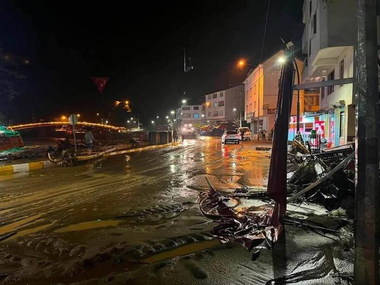 TİREBOLU-DOĞANKENT YOLU ULAŞIMA KAPANDI