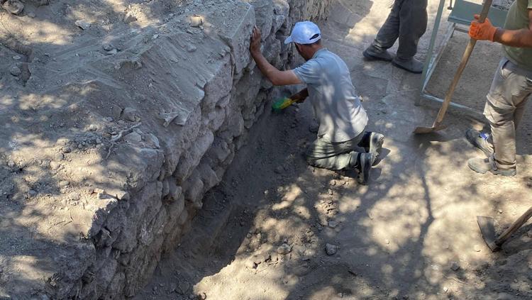 HENÜZ HAMAMIN KUTSAL YOLA AÇILAN ANA GİRİŞİNE ULAŞMIŞ DEĞİLİZ