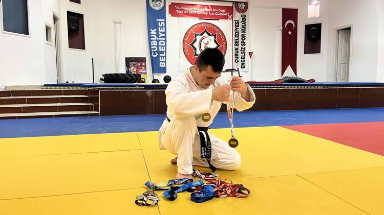 AHMET, TARLALARDA ANTRENMAN YAPARAK ŞAMPİYON OLDU