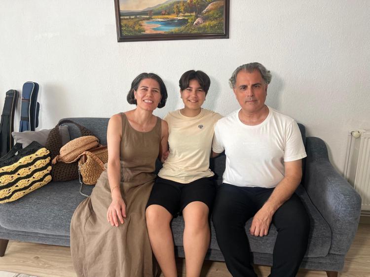 HEM KENDİSİNİ VE ETRAFINI MUTLU EDİYOR HEM DE EKONOMİYE KATKIDA BULUNUYOR