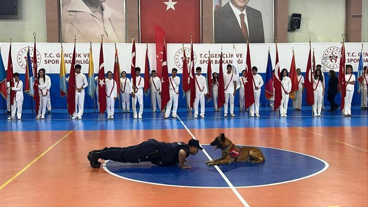 KOMANDOLARIN KULE GÖSTERİSİ AYAKTA ALKIŞLANDI