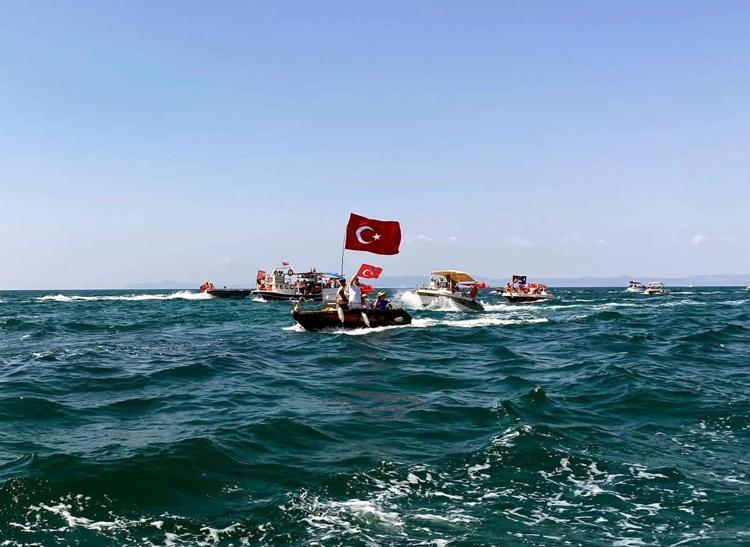 SAROS KÖRFEZİNDE TEKNE İLE KUTLAMA