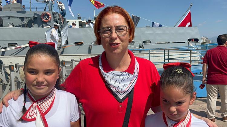 İÇERİDE HEM DUYGULANIP HEM GÜLÜMSETİYOR