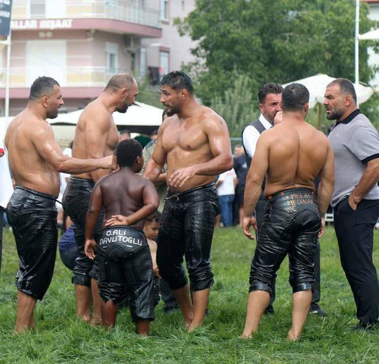 BAŞPEHLİVANLARLA ÇALIŞIYOR