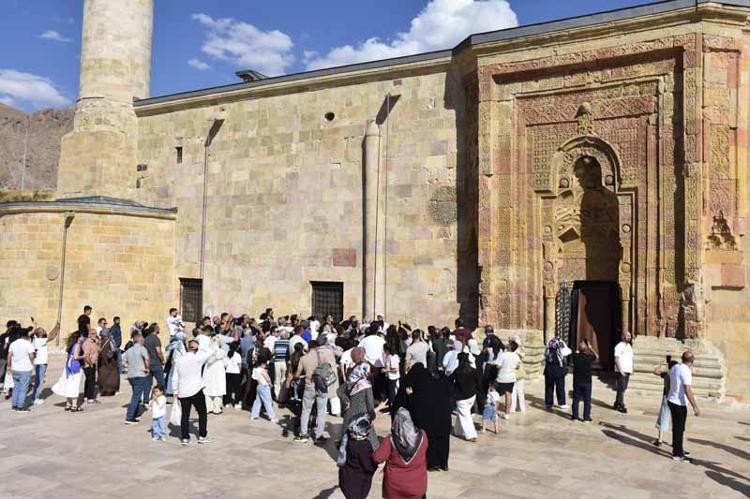 GÜNDEN GÜNE ZİYARETÇİSİ ARTIYOR