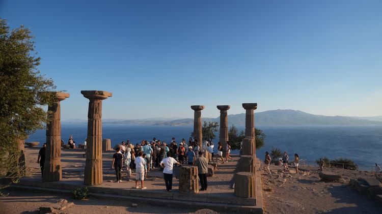 ASSOS ÖREN YERİ UZMAN EŞLİĞİNDE GEZİ İLE KEŞFEDİLDİ
