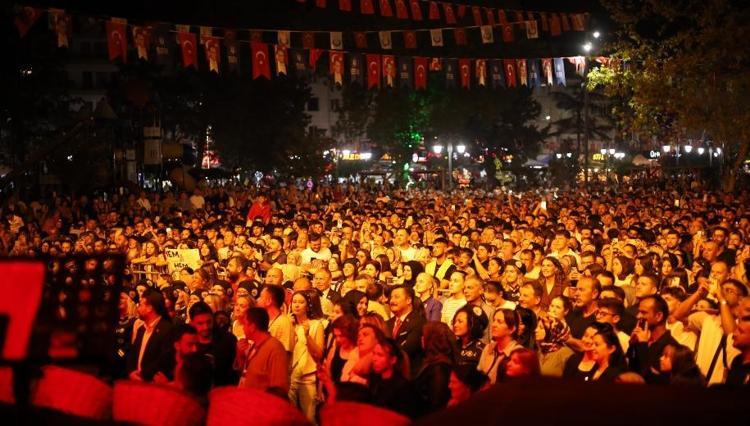 MİNİK HAYRANLARINI SAHNEYE DAVET ETTİ
