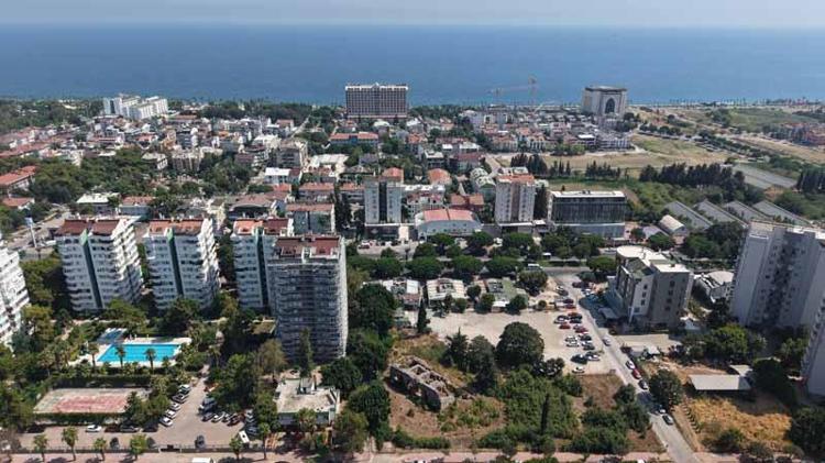 ŞEHRİN MERKEZİNDE TELLERİN ARDINDA