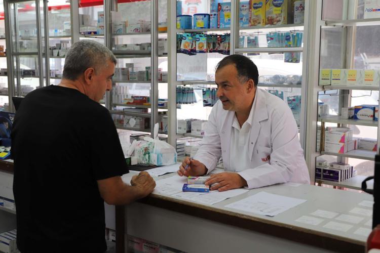 RUM ECZACININ TORUNLARI 2006DAN BERİ ECZANEYİ ZİYARET EDİYOR