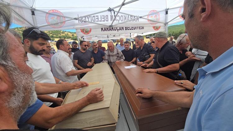 CENAZELERİ YAN YANA TOPRAĞA VERİLDİ