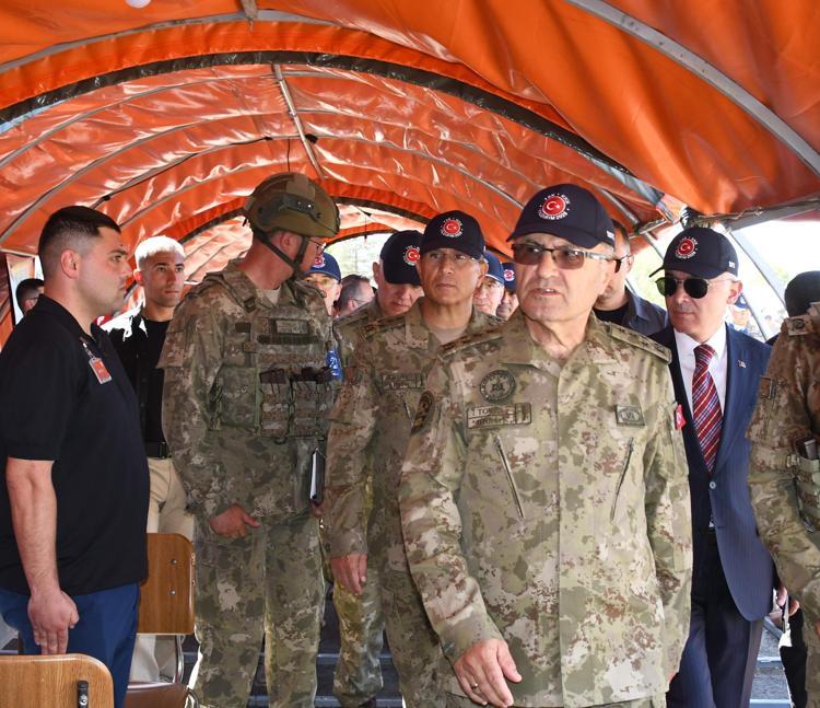 ŞEHİDİN AİLESİNE PLAKET