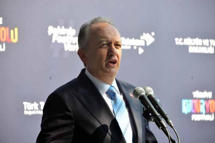‘14 FARKLI NOKTADA 208 ETKİNLİKLE MEYDANLARI, SALONLARI SANATLA BULUŞTURACAĞIZ’