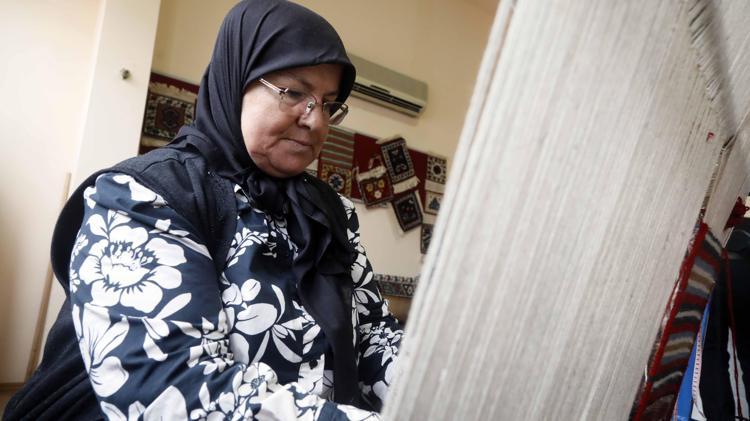 BOYASINI DA İPİNİ DE KENDİ HAZIRLIYOR