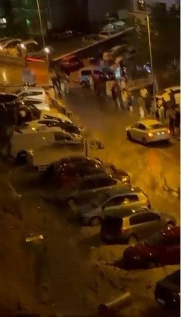 YOL ÇÖKTÜ, PARK HALİNDEKİ ARAÇLAR ZARAR GÖRDÜ