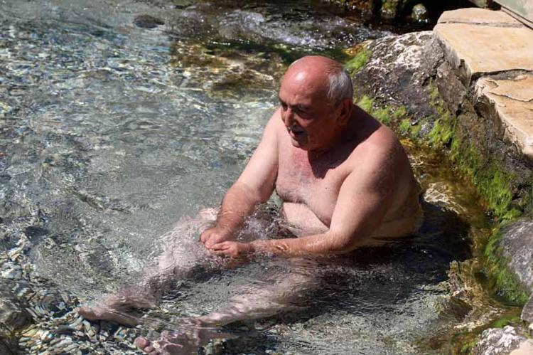 YERLİ VE YABANCI BİR SÜRÜ KİŞİ GELİYOR
