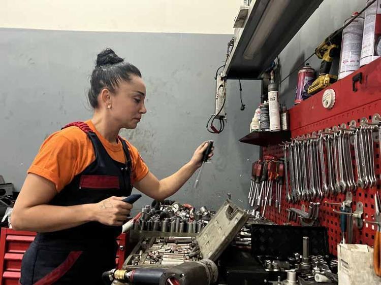 KADINLAR HER İŞİ YAPABİLİR