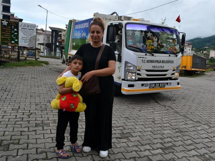 ‘ÇOCUKLAR ÇÖP KAMYONUNU BEKLER OLDU’