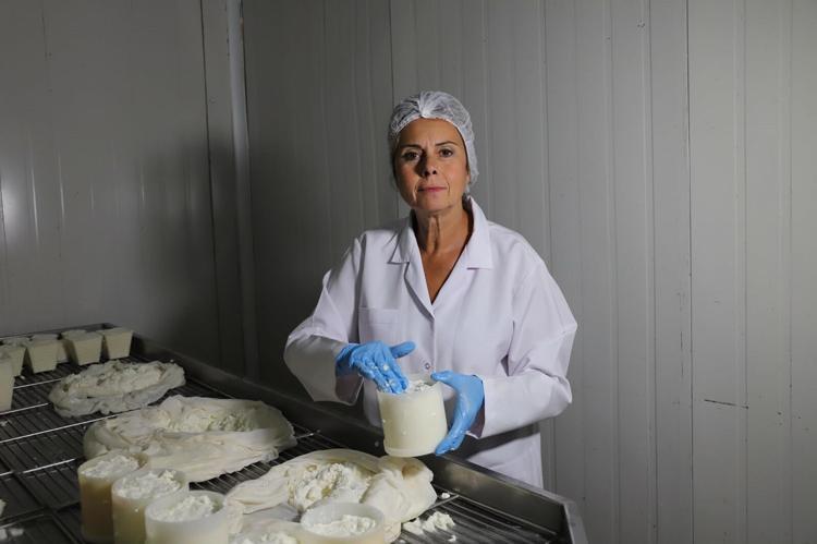 MERAKLA BAŞLADI, MESLEĞİ OLDU
