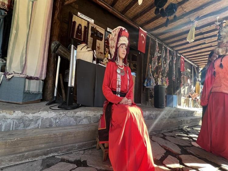‘GELENEKLERİMİZİ SÜRDÜRMEYE ÇALIŞIYORUM’